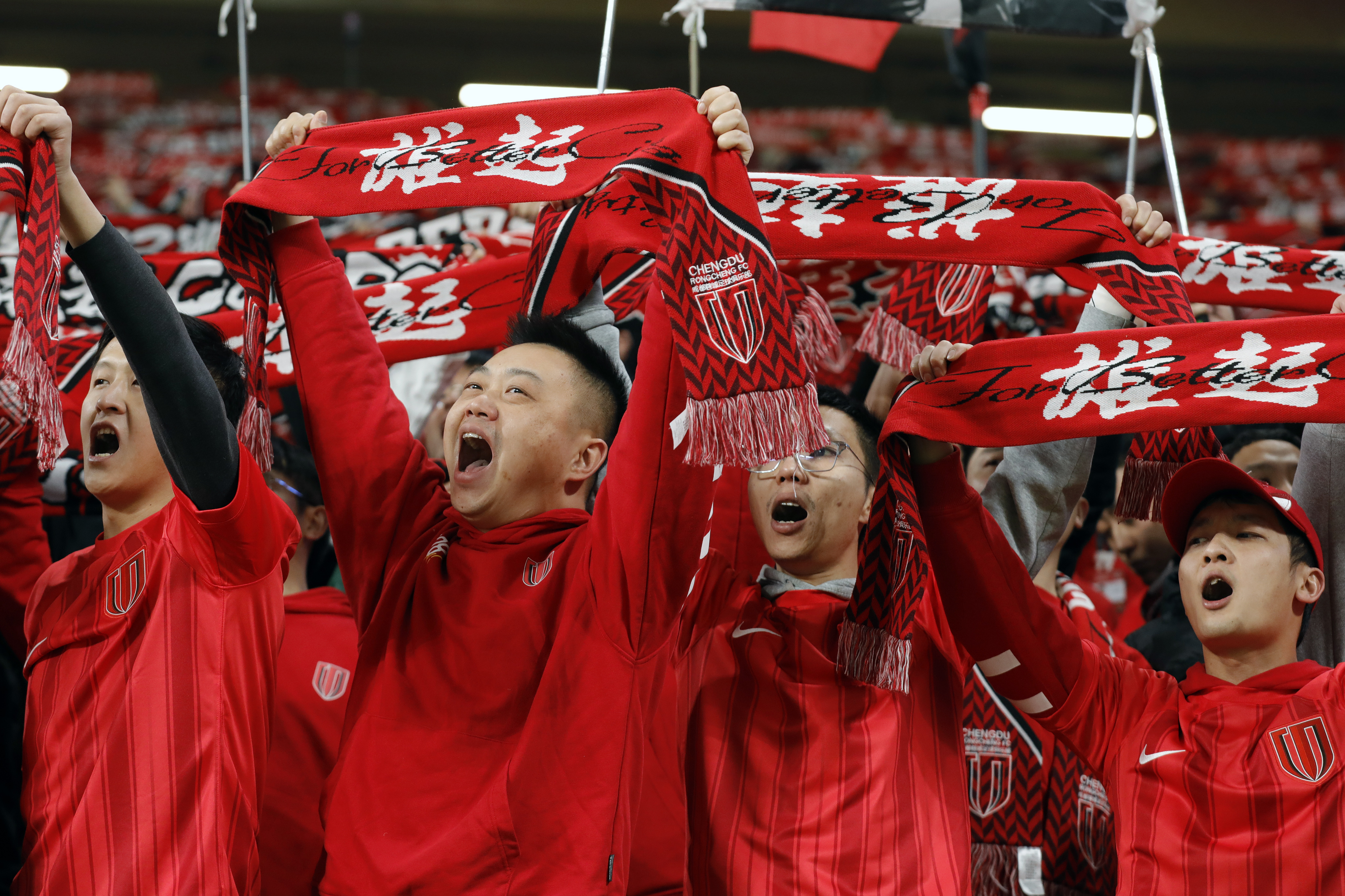 关于国内足球赛场精彩继续，球队实力逐渐凸显的信息