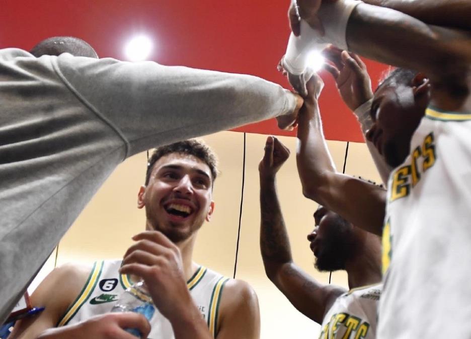 9you娱乐-火箭队主场力克尼克斯队,追赶榜首