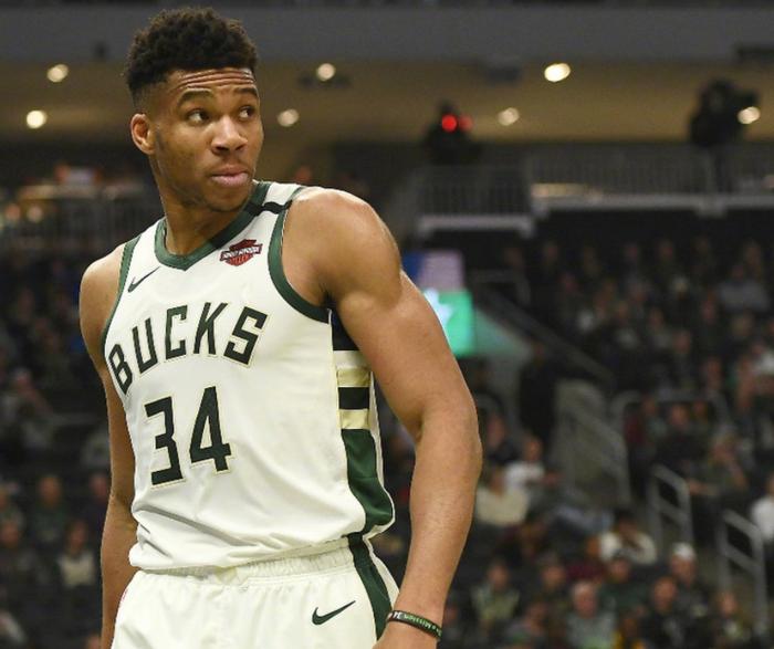 雄鹿继续不败势头,轻取开拓者 雄鹿继续不败势头,轻取开拓者