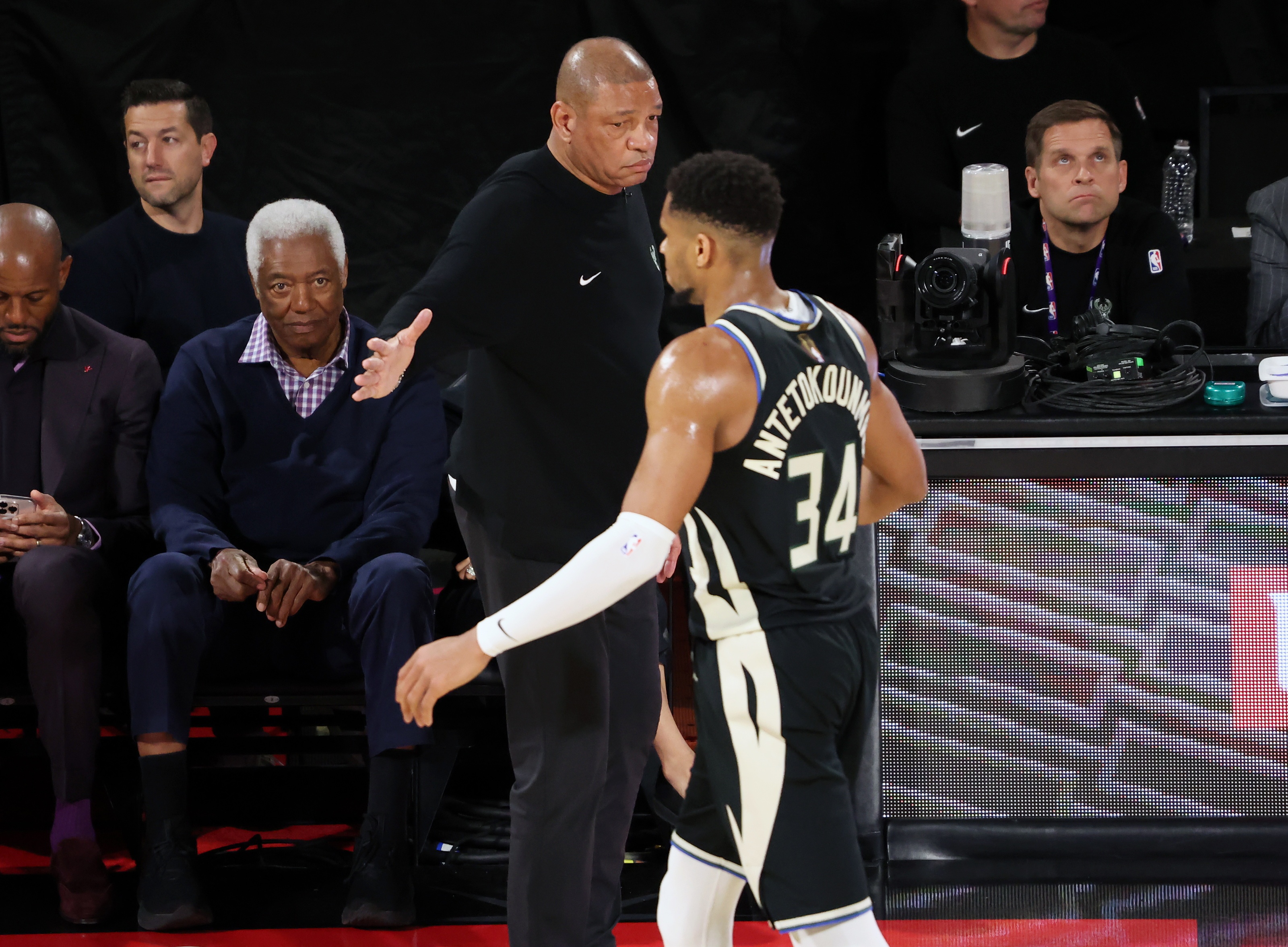 九游体育官方入口-雄鹿击败马刺,字母哥进攻端亮眼