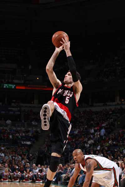 雄鹿擒开拓者,实现突破 雄鹿擒开拓者,实现突破