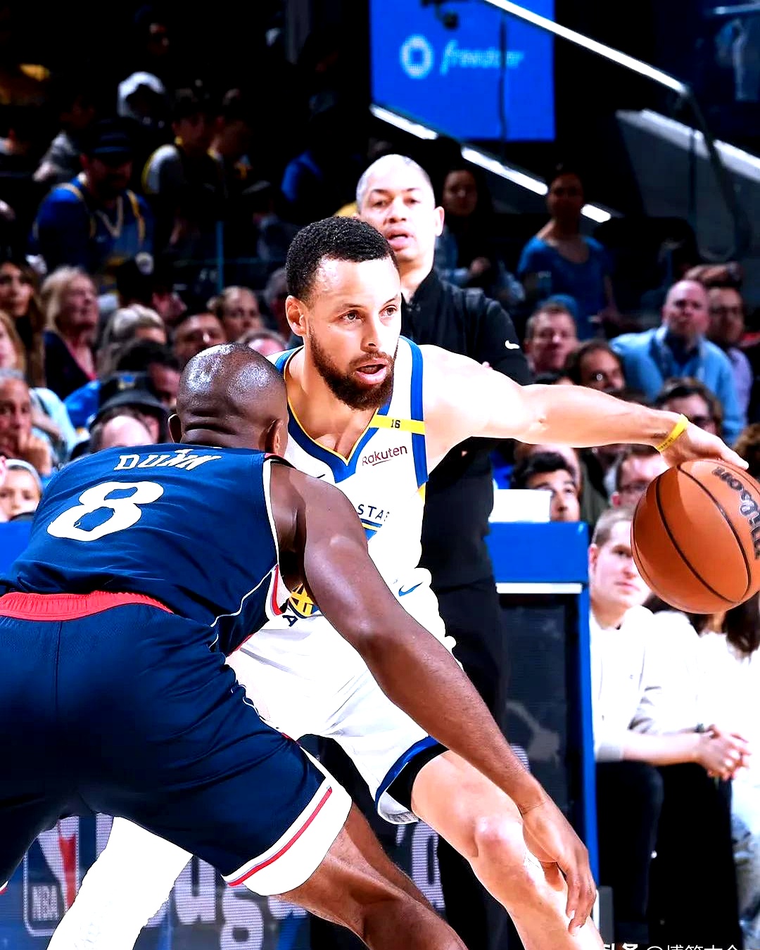 勇士逆转黄蜂，库里砍下35分